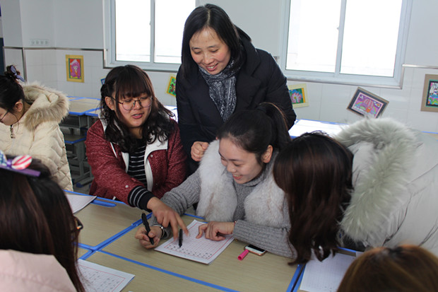 3.汪老师和营员们亲切交流_副本.jpg