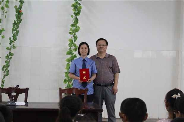 汤校长为周昳同志颁发聘书_副本.jpg