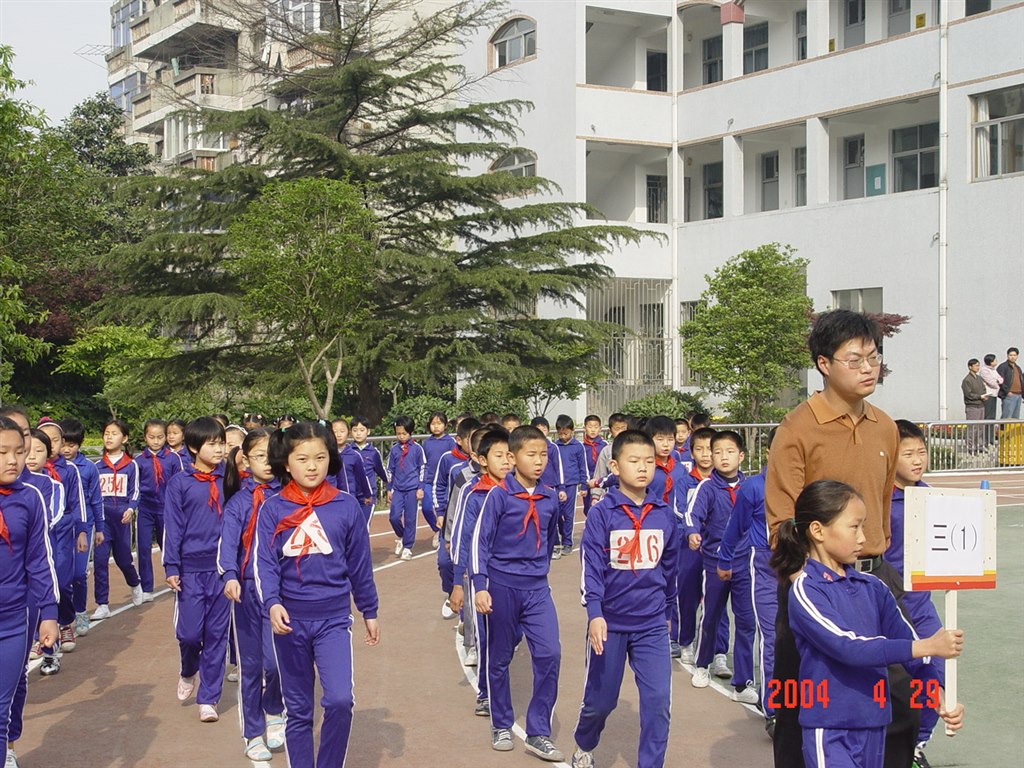 班主任郦少春带领班级入场