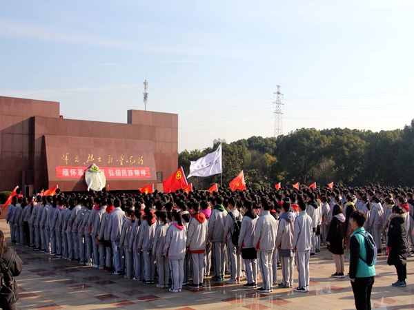 马杭初中开展缅怀先烈清明节祭扫活动3.JPG