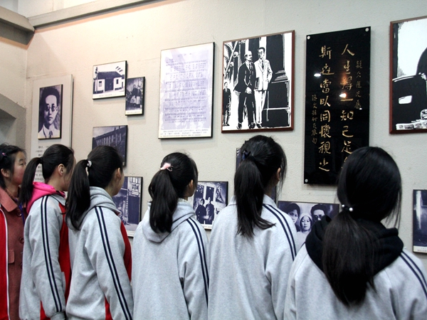 马杭初中开展缅怀先烈清明节祭扫活动5.JPG