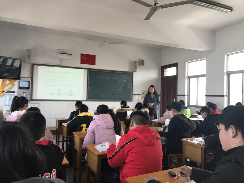 邹敏上课.jpg