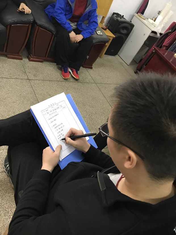 袁忠华老师仔细记录会议.JPG