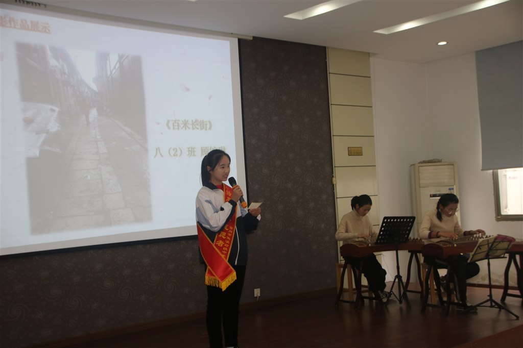 图片二：小摄影家展示家作1.JPG