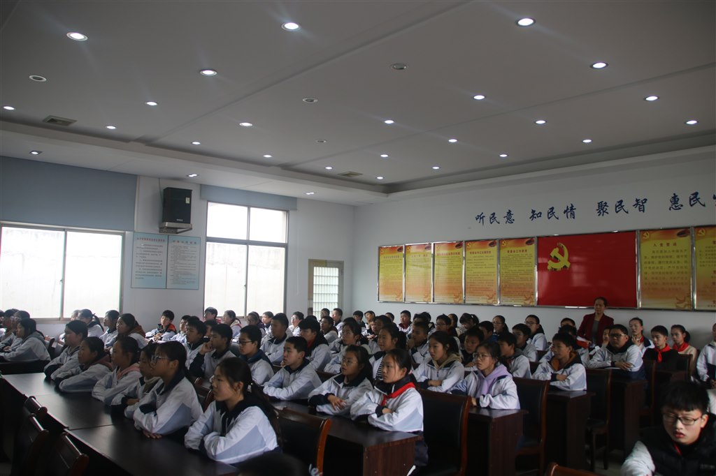 图片六：认真聆听的同学们.JPG