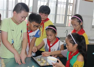 老教师走进林小开展“巧手做饼…