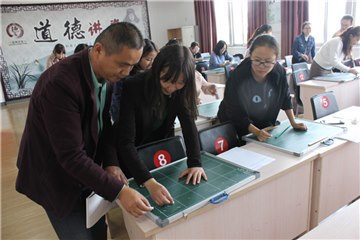 林南小学开展青年教师粉笔字培…