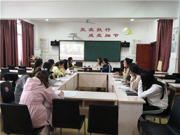 林小开展青年教师读书日好书推…