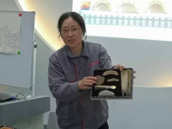洛小小记者参加梳篦制作公益体验活动 (14).jpg