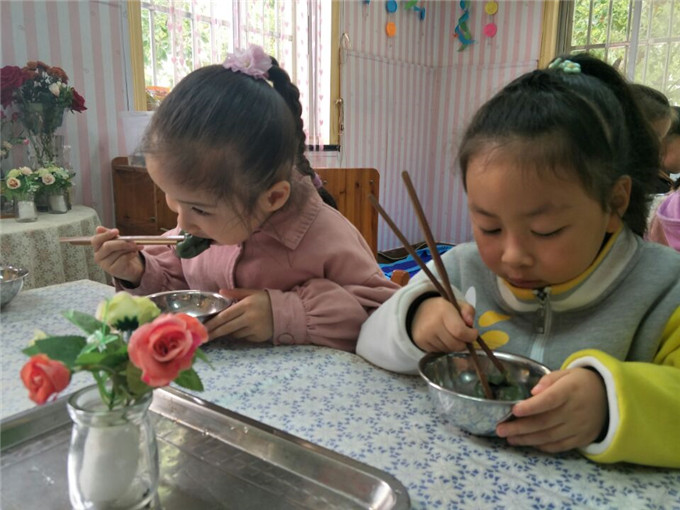 品尝青团.jpg