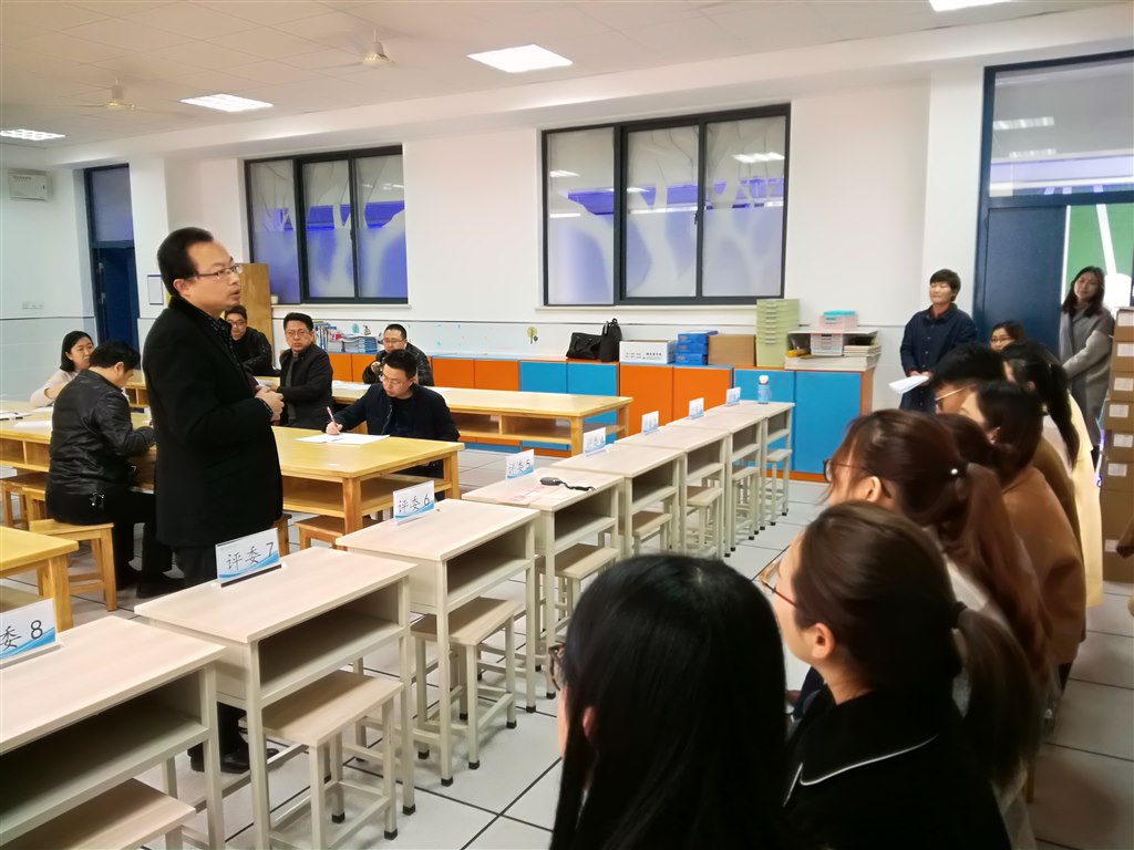 3瞿老师即兴演讲现场点评.jpg
