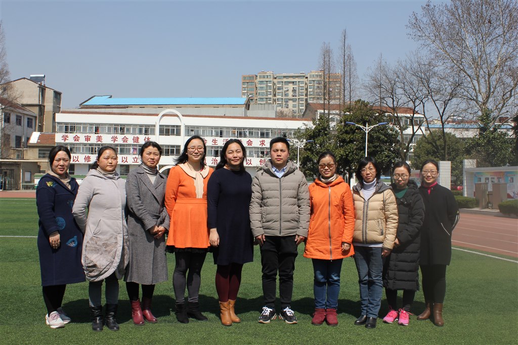 研究生学历教师合影.JPG