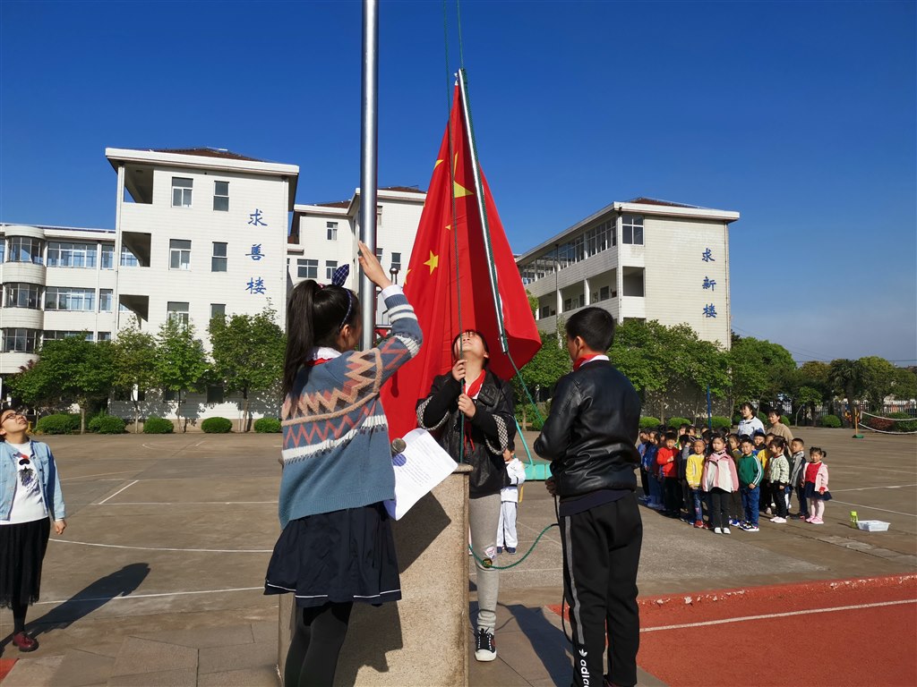 参观国旗IMG_20190415_080806.jpg