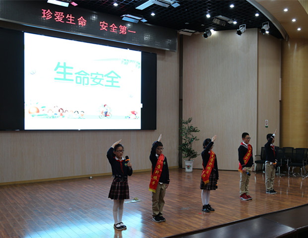 敬礼唱国歌_副本.jpg