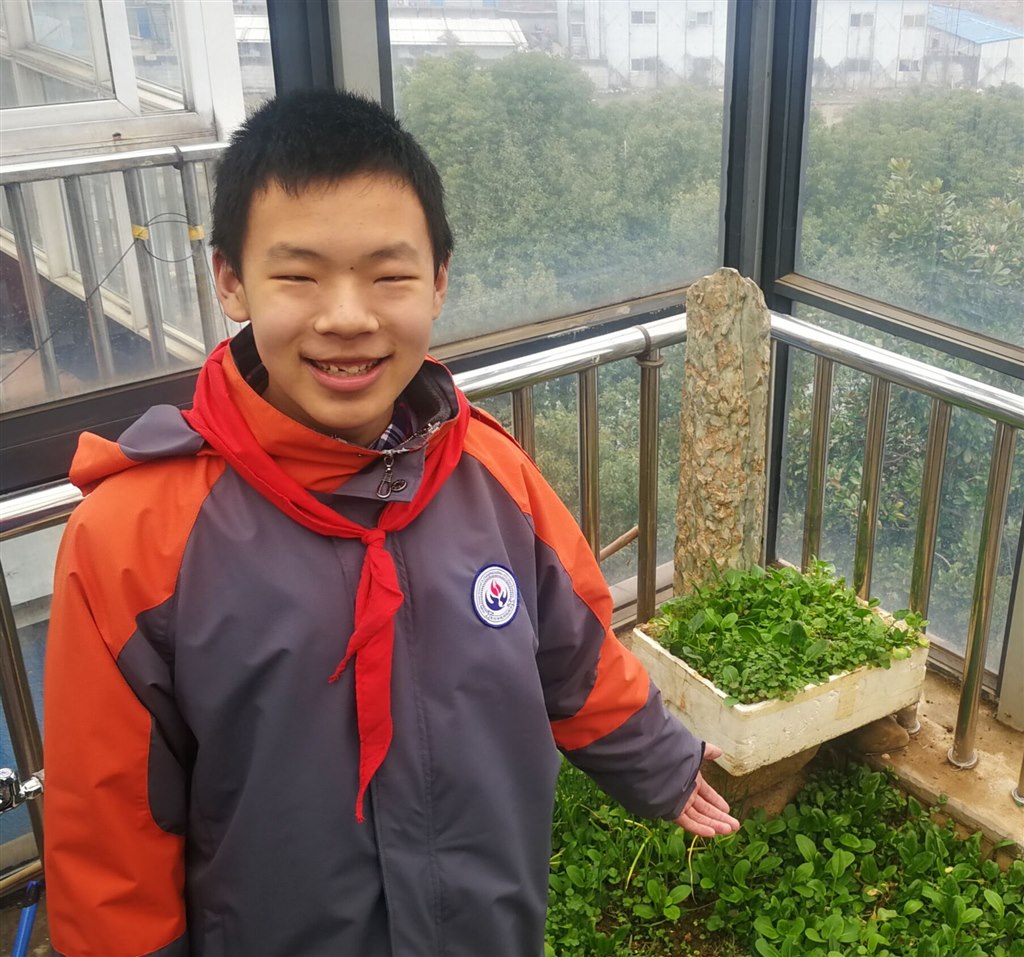 伏景塬 因止步不前而困扰时，不妨感受生活中每个微小的幸福，便有好心情走向明天。.jpg