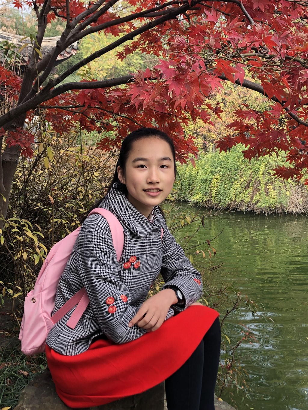 何沁颖 我是个活泼开朗的女孩，我的座右铭是：将来的你会感谢现在努力的自己。我坚信青春是用来奋斗的，只有付出才会有收获。未来，我想成为一名教师，教书育人，传授知识。我相信以梦为马，终将不负韶华。.jpg