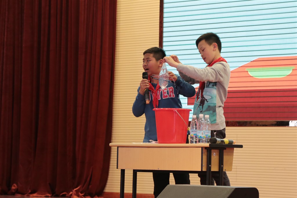 精彩的科学实验1.JPG