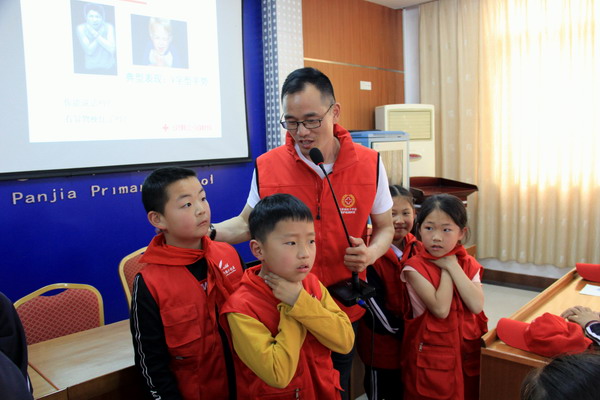 2019.05.06.潘家小学全省青少年法制宣传教育周——邀请红十字高级救护培训师李铁青进行未成人保护宣传教育.JPG 2019.05.06.潘家小学全省青少年法制宣传教育周——邀请红十字高级救护培训师李铁青进行未成人保护宣传教育.JPG