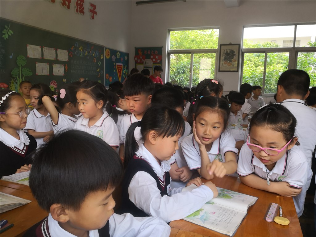 看小学生上体育课.jpg