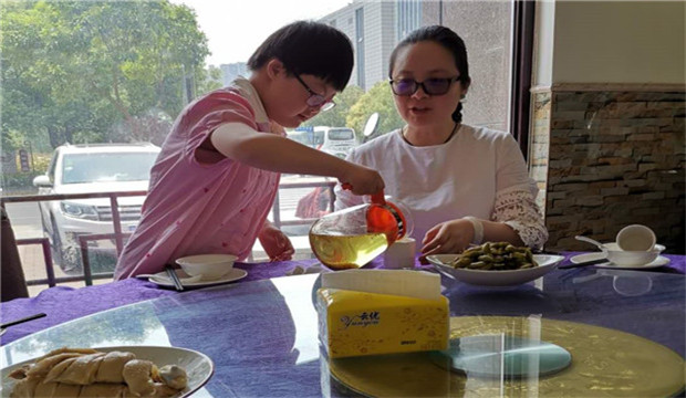 给妈妈倒茶.jpg
