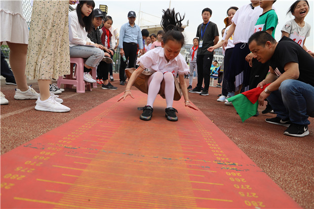 罗溪小学田径运动会项目:立定跳远.jpg