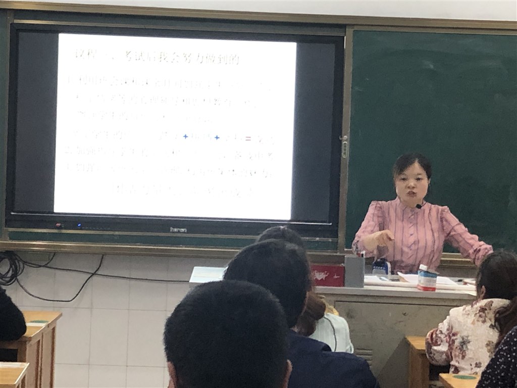 班主任与家长交流.jpg