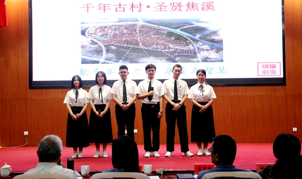 “小委员”与评委互动.jpg
