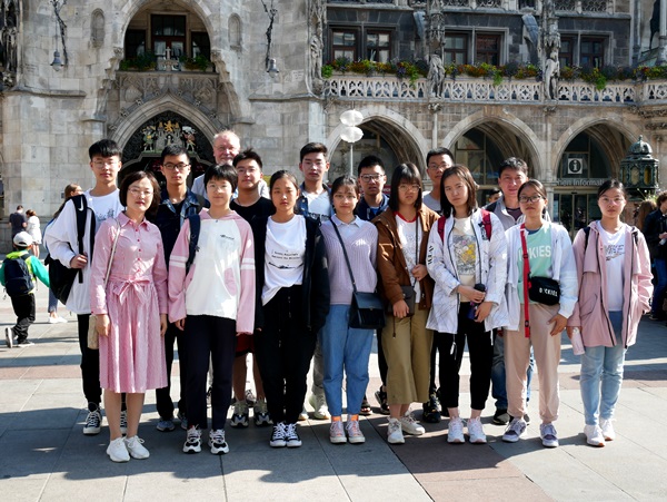 VorDemRathaus_wps图片.JPG