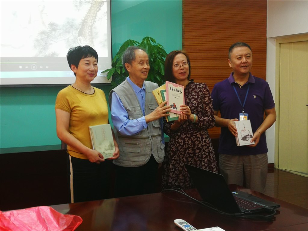 王恩保教授向吟诵基地学校赠书（李鑫明老师提供）.jpg