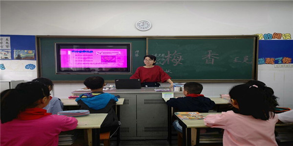 上课照片杨老师.jpg