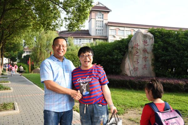 清晨校长在校门口给老师送祝福.jpg