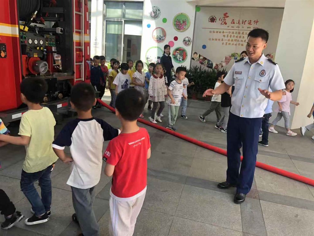 消防叔叔来学校1.jpg