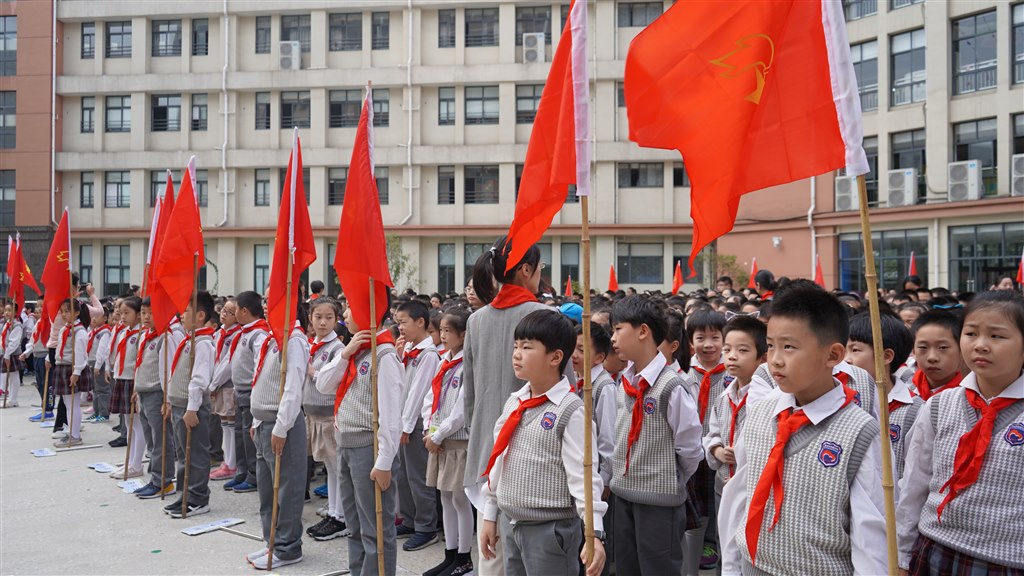 参加主题升旗仪式现场 (1).JPG