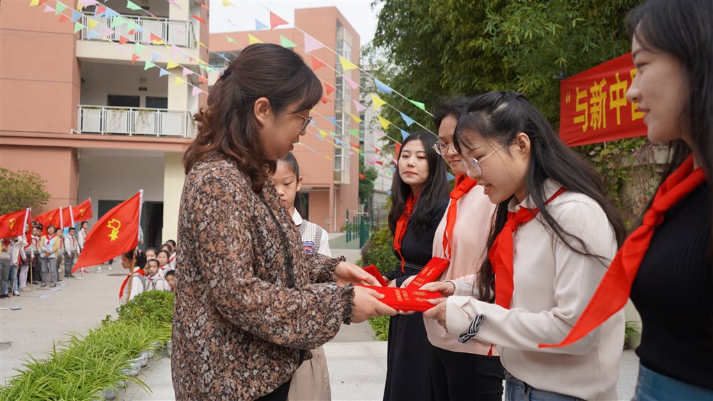 中队辅导员聘任仪式 (1).JPG