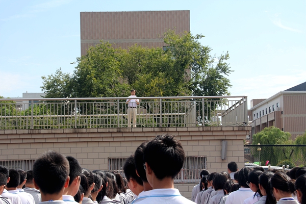 马杭初中开展“九一八”安全防空演练3.jpg
