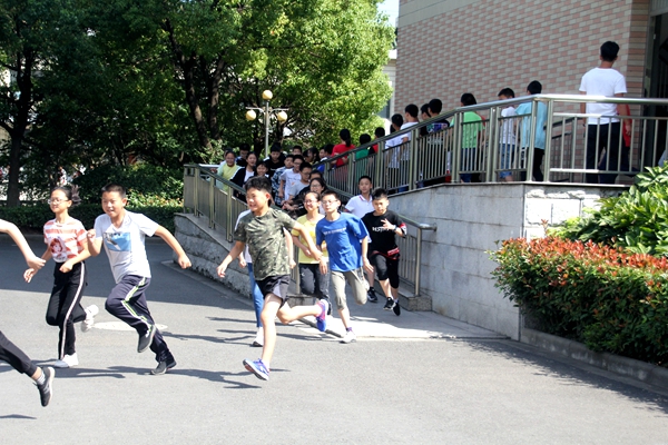 马杭初中开展“九一八”安全防空演练2.jpg
