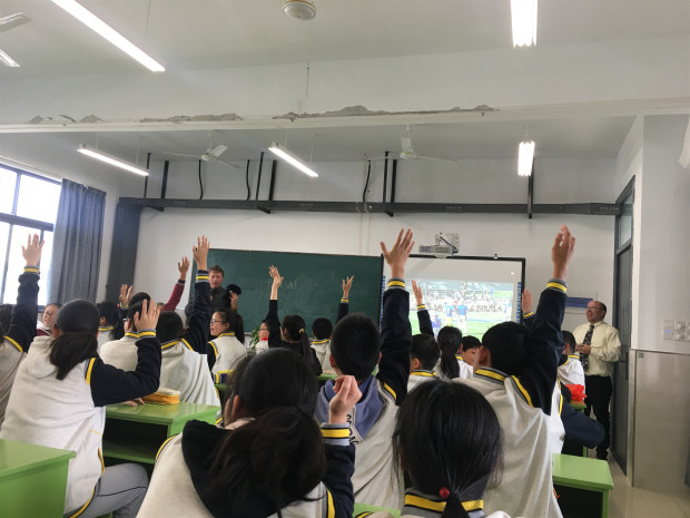 课堂举手.jpg