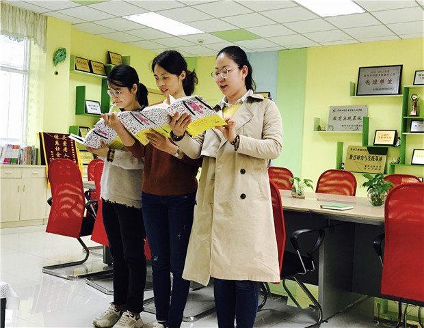 2019.10.29 龙幼教师成长之二十四：心有书香，必有远芳1.jpg