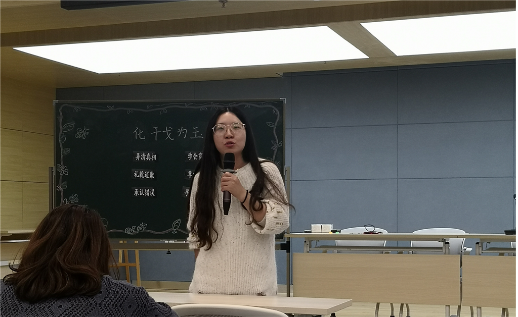 仲桃老师讲话.png