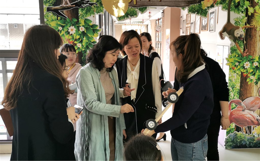 戴霞副局长在和班级老师交流.JPG
