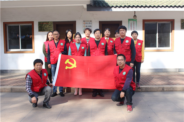 志愿者活动合影_副本.jpg 志愿者活动合影_副本.jpg