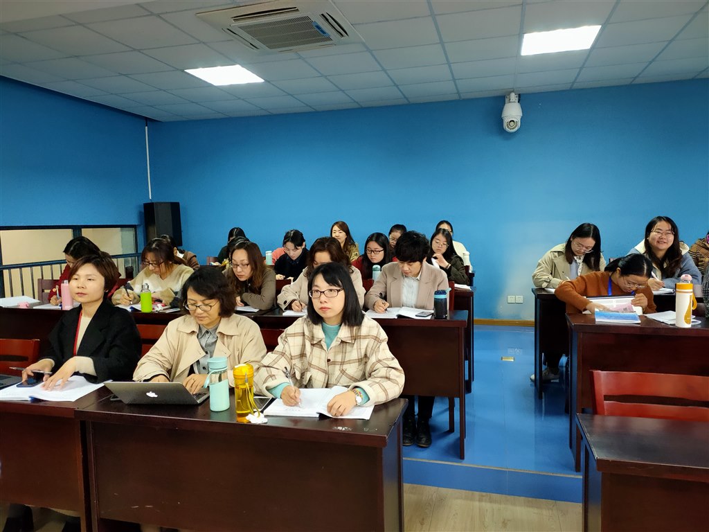 老师们听课.jpg