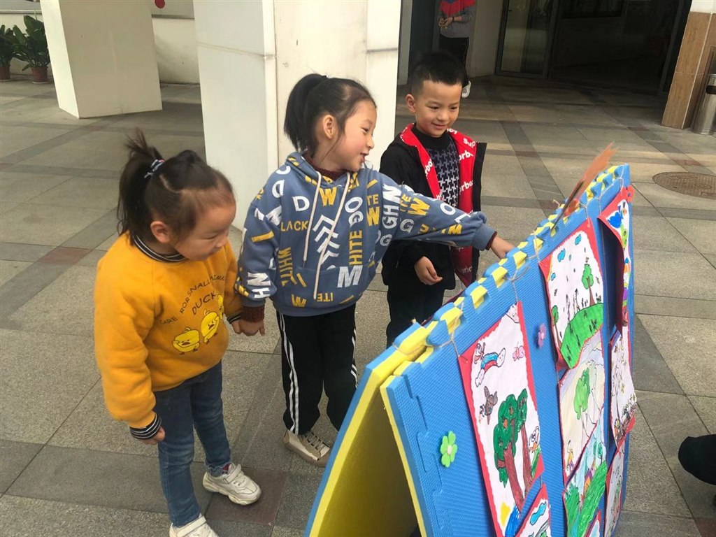 参观画展1.jpg