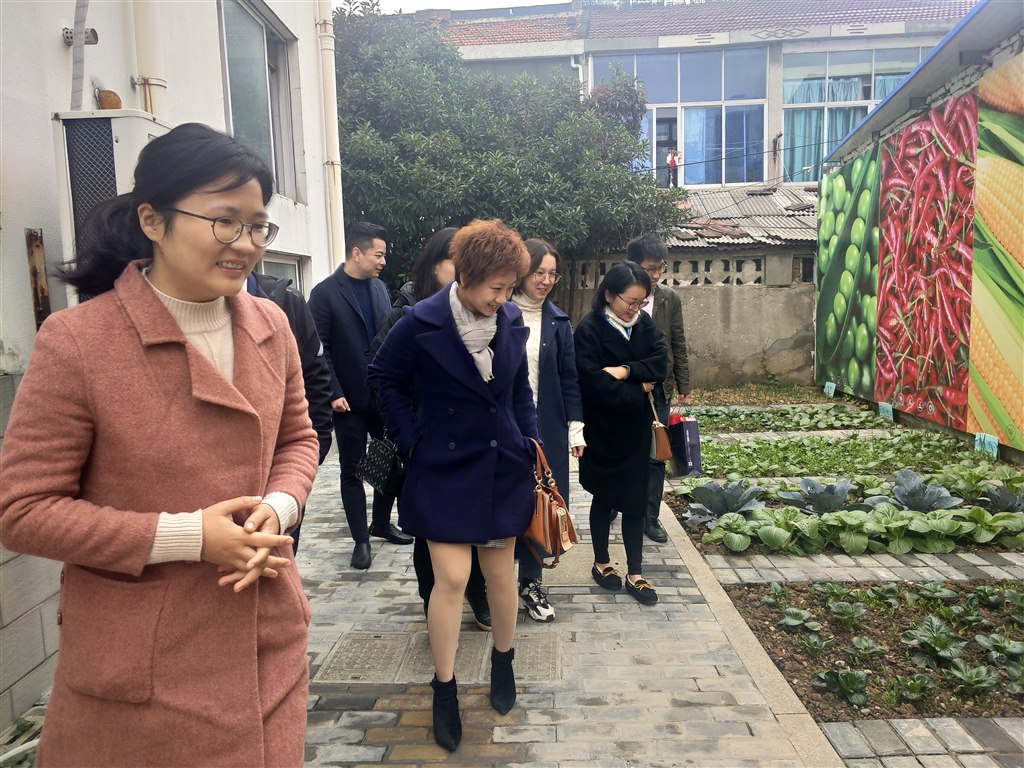 参观菜园3.jpg