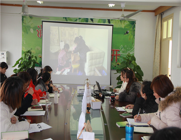 2019.12.19 龙幼 龙幼教师成长之四十八:观察先行,在实操中再探阅读区之观察与指导策略2.jpg