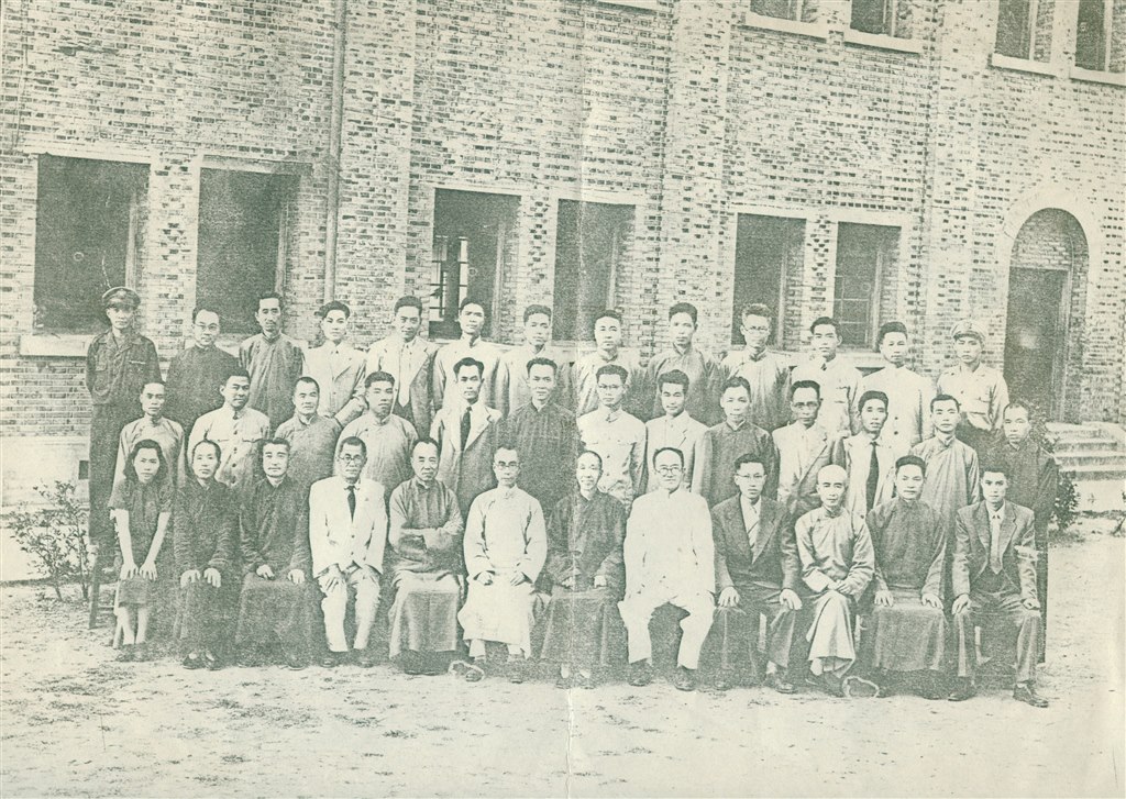 4、抗战胜利后教师合影.jpg