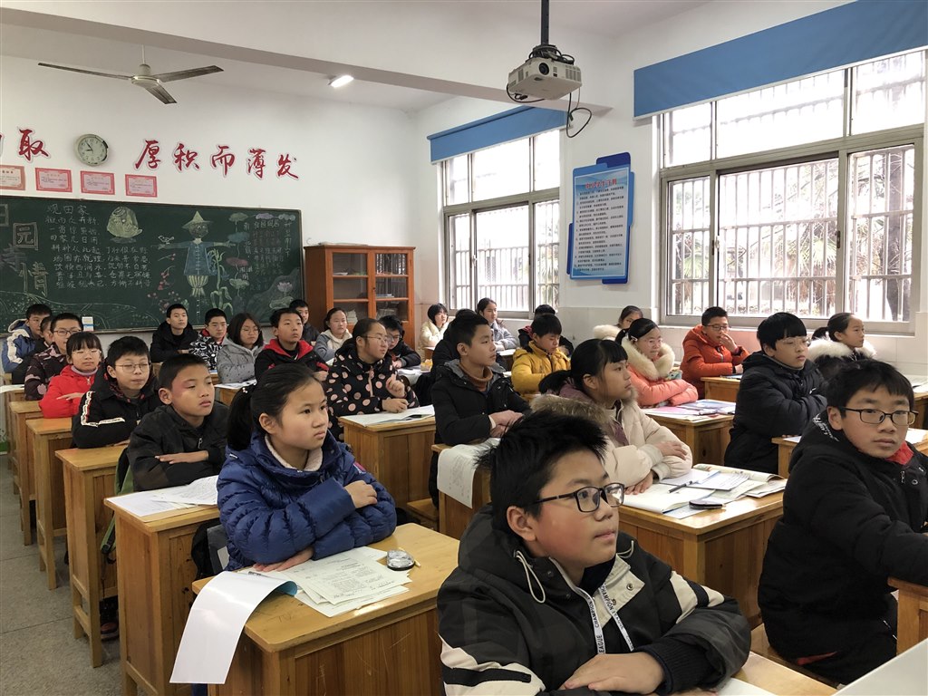 学生认真收听1.jpg