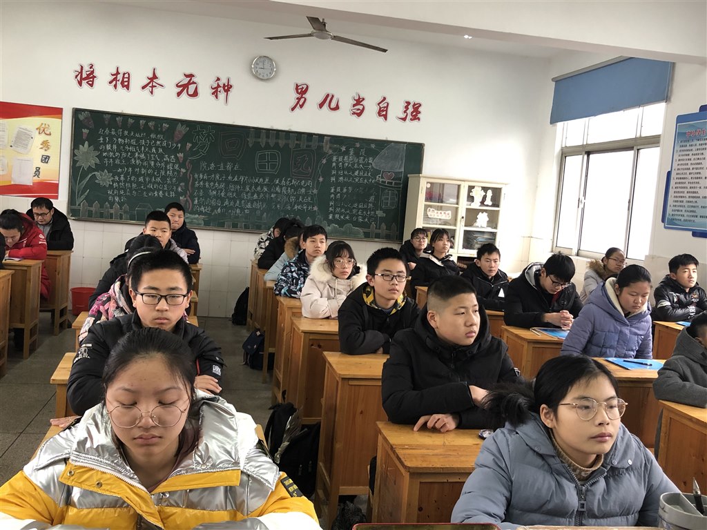 学生认真收听3.jpg