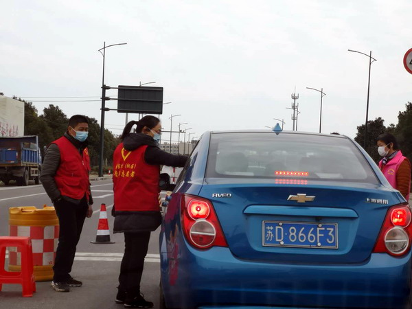 周黎洪老师参加兴政路防疫卡口志愿服务.jpg