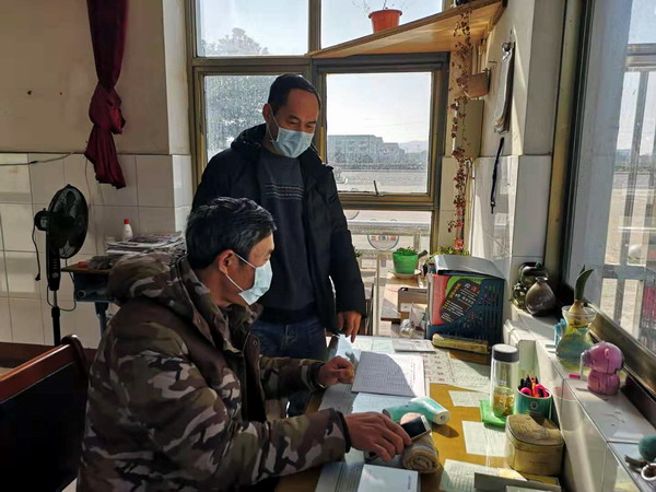 胥志东校长检查学校门卫防疫工作.jpg